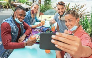 un-masked people eating out