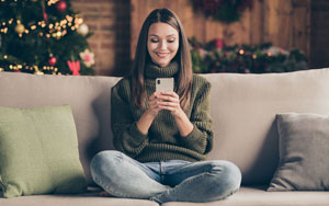 woman receiving text